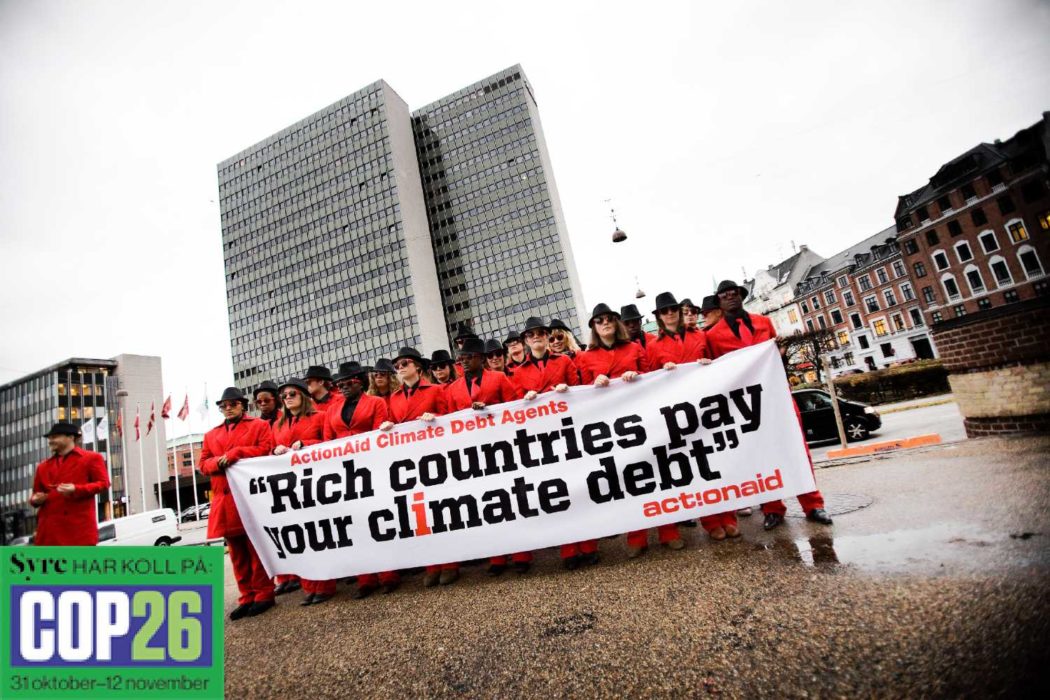 Klimataktivister kräver att de rika länderna ska betala sin klimatskuld samtidigt som Cop 15 pågår i Köpenhamn 2009.