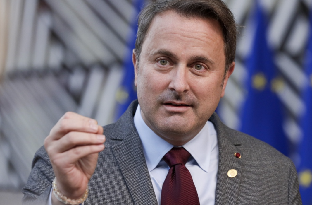 Drygt 20 år gamla universitetsförsyndelser har kommit ikapp Luxemburgs premiärminister Xavier Bettel.