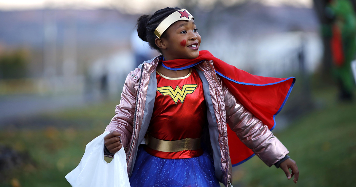 Wonderwoman, alias Timya Garrett, är ute på bus-eller-godis-tur på halloween.
