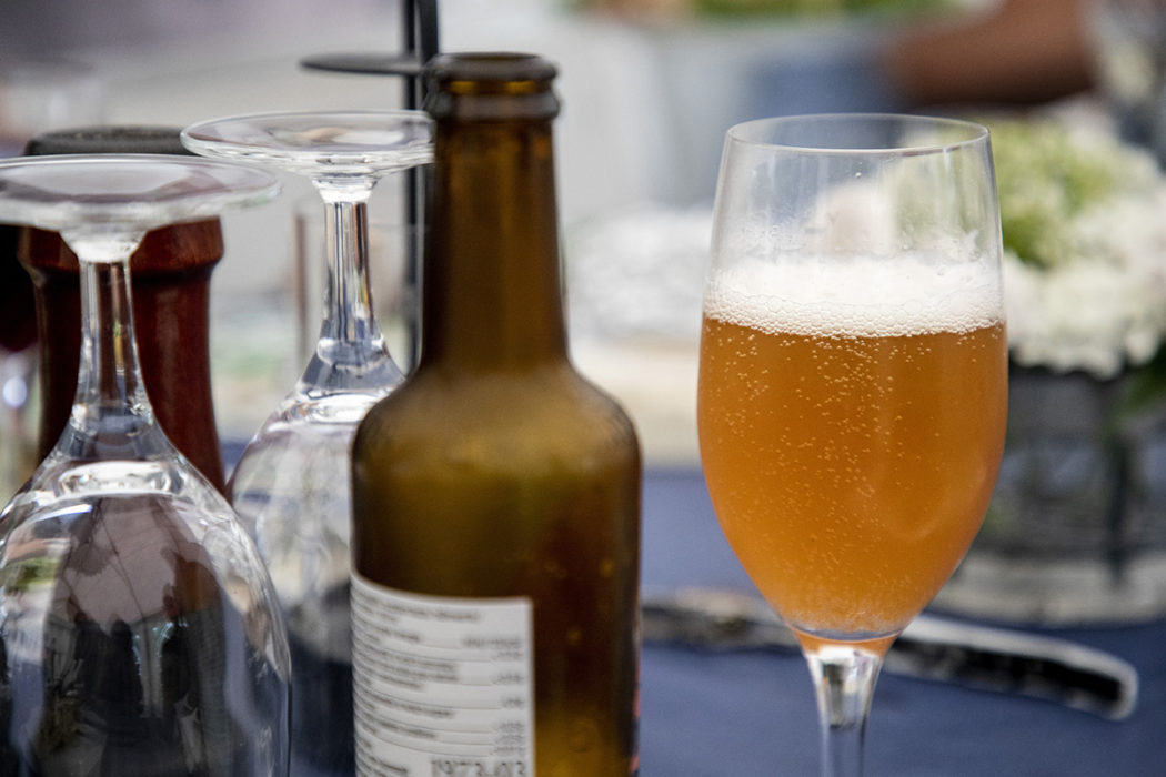 M vill avskaffa matkravet vid alkoholförsäljning.