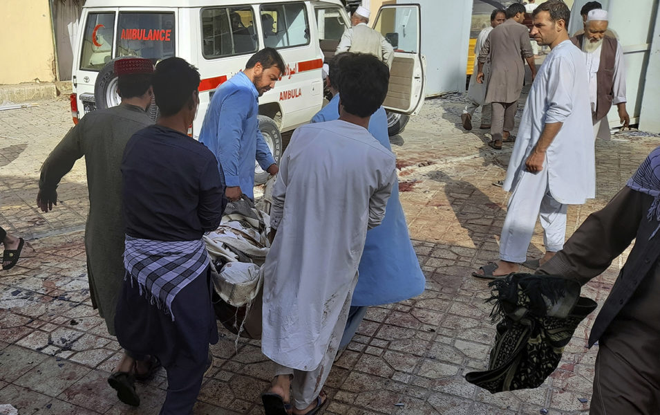 Många har dött efter en explosion vid en moské i afghanska staden Kunduz.