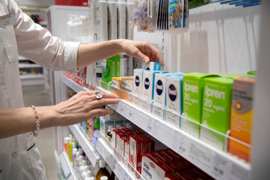 Regeringen vill få till stånd en ny lagstiftning som hårdare reglerar ägarförhållanden kring apoteksverksamhet.