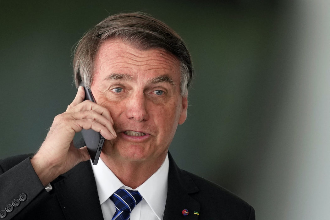 Brasilianska senatorer diskuterar om president Jair Bolsonaro bör åtalas.