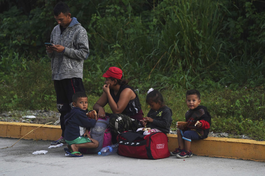 Familjen Bonilla Chaves från Honduras tar en paus innan de lämnar Huixtla och fortsätter mot norra Mexiko och amerikanska gränsen.