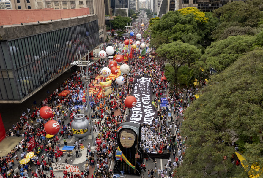 Stora skaror Bolsonaro-kritiker i São Paulo under lördagen.