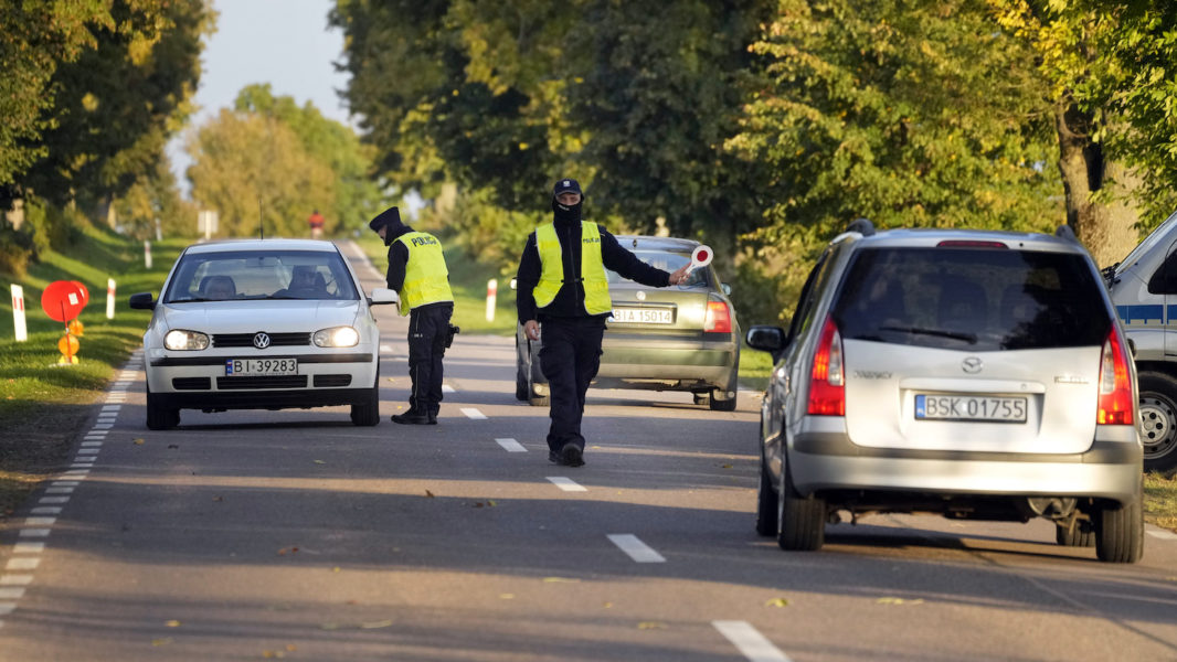 Polsk polis stoppar bilar vid gränsen mot Belarus.