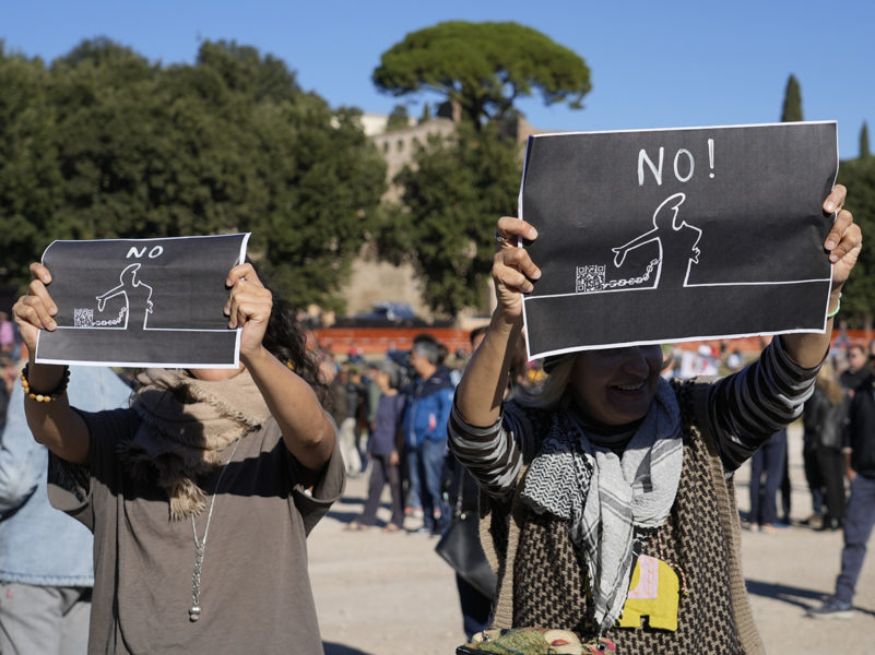 Protester i Rom den 15 oktober mot reglerna om att alla anställda måste kunna uppvisa ett vaccinationsintyg, ett så kallat green pass.