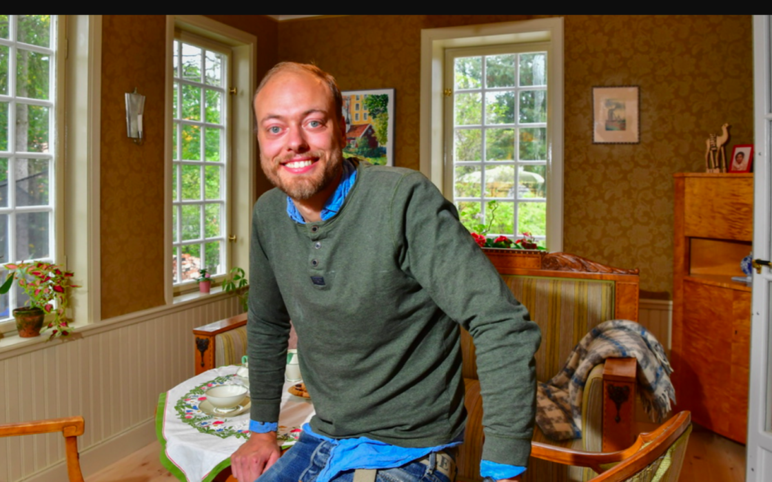 Anton Björklund i den gamla möbel som pryder glasverandan.