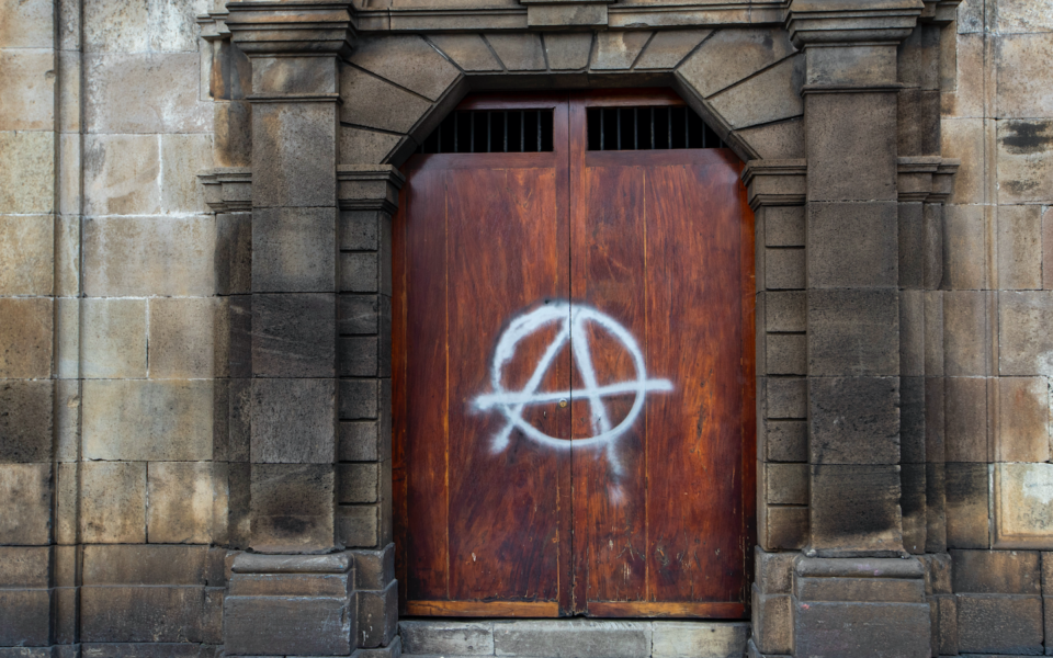 Anarkismens främsta symbol på en dörr till en katedral i Guatemala.