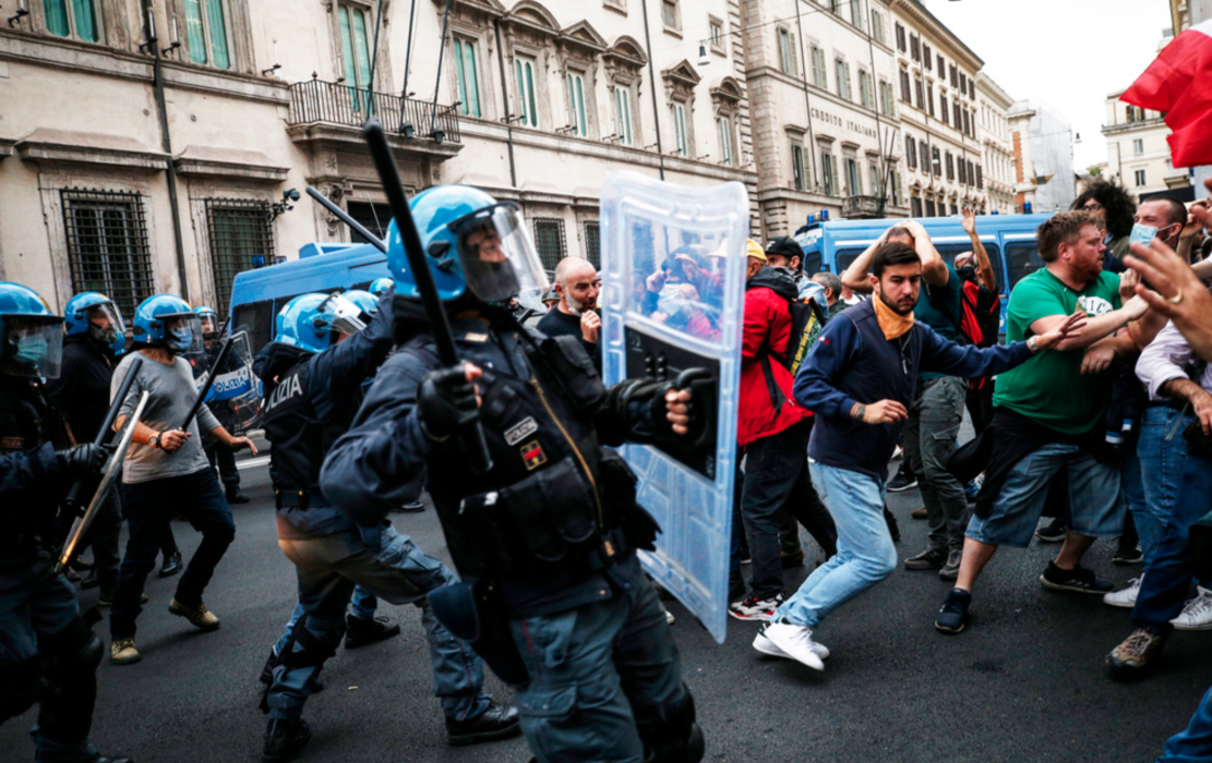 Italiensk polis har gripit minst tolv personer efter lördagens anti-vaccinupplopp i Rom.