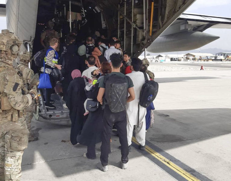 Svenska försvarsmaktens Hercules 848 evakuerar människor på Kabuls flygplats i augusti.