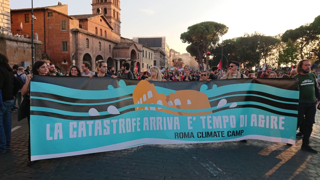 "Katastrofen kommer, det är dags att agera" löd skylten från det klimatläger som slagits upp i centrala Rom och som deltog under lördagens manifestation.