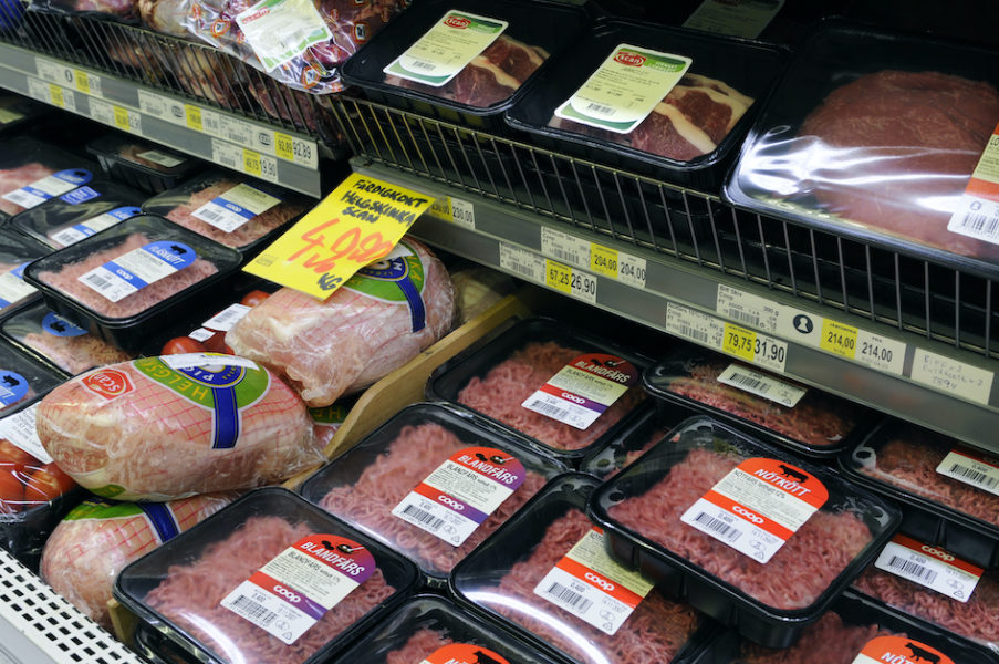 Danska köttproducenten Danish crown anklagades för ”greenwashing” av flera miljöorganisationer efter att ha marknadsfört sitt griskött som ”klimatkontrollerat”.