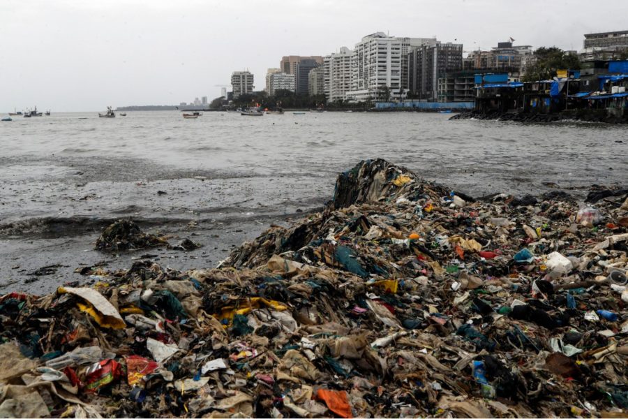 Plast och andra sopor har sköljt in mot miljonstaden Bombays kustlinje.