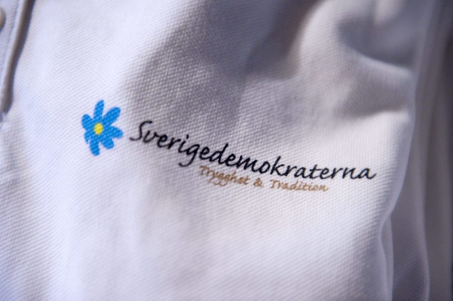 Sverigedemokraterna stänger av en tjänsteman på SD:s riksdagskansli efter uppgifter i tidningen Expo om att mannen är engagerad i högerextrema sammanhang.