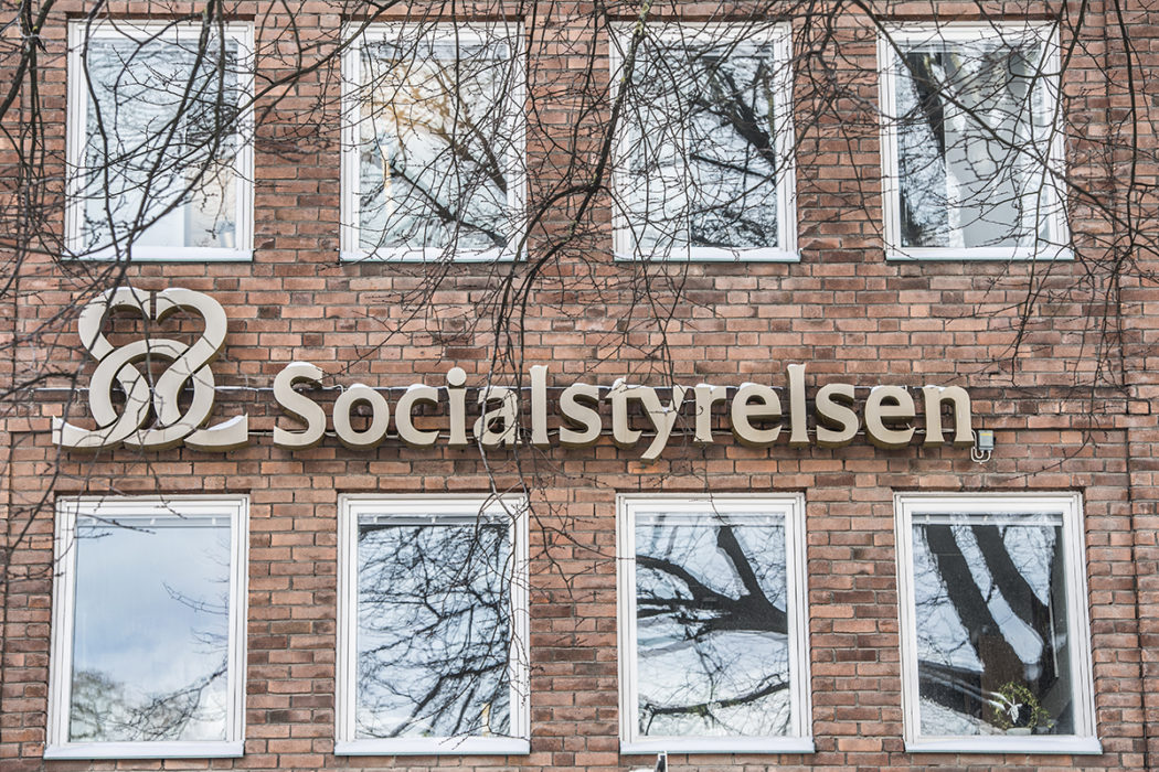 Socialstyrelsens beslut att centralisera transvården får kritik.