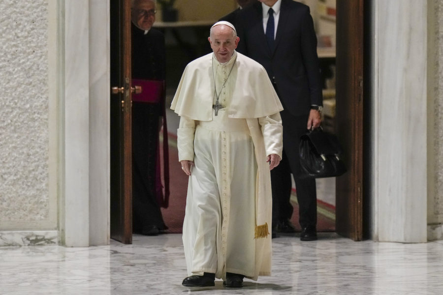 Påven Franciskus menar att basinkomst är ett sätt att lösa den ekonomiska krisen och den växande ojämlikheten i världen.