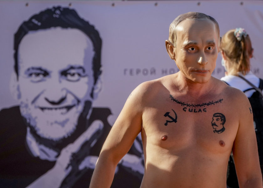 En man utklädd till Rysslands president Vladimir Putin deltar i en demonstration till stöd för den fängslade oppositionspolitikern Aleksej Navalnyj i Genève i juni i år.