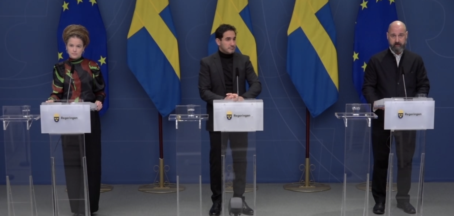 Socialförsäkringsminister Ardalan Shekarabi och kultur- och demokratiminister Amanda Lind vid dagens pressträff.