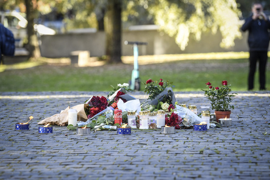 Tända ljus och blommor i närheten av platsen där artisten Einár sköts till döds i Hammarby sjöstad på torsdagskvällen.