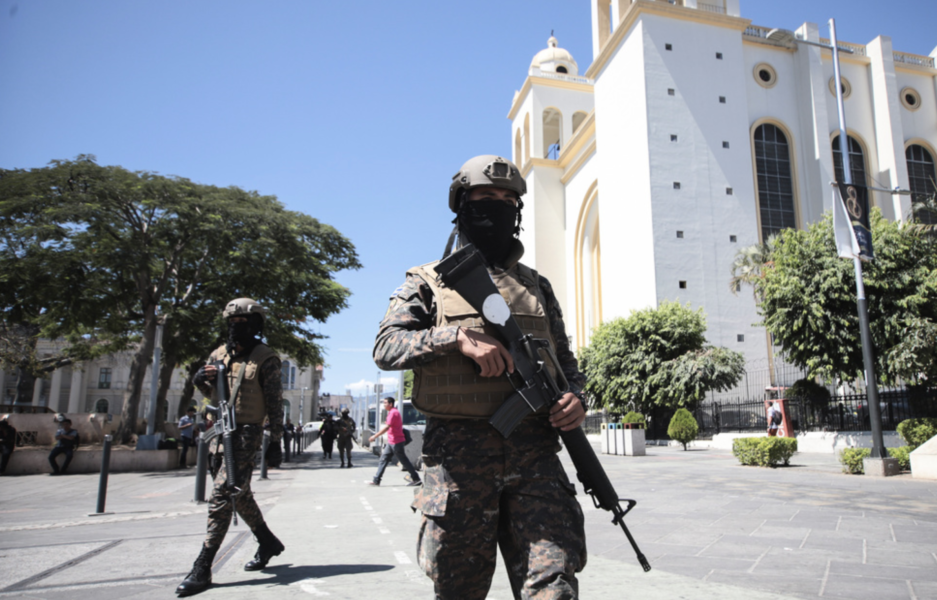 Militärer bevakar San Salvadors gator.