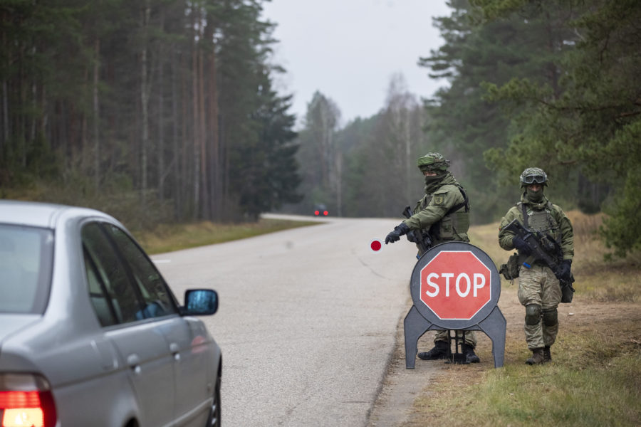 Litauisk militär kontrollerar bilar på en väg nära gränsen till Belarus i byn Jaskonys.