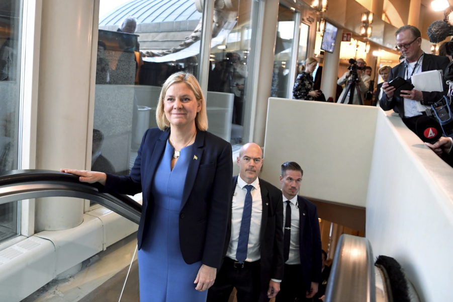 Socialdemokraternas partiledare Magdalena Andersson (S) anländer till onsdagens statsministeromröstning i riksdagen.
