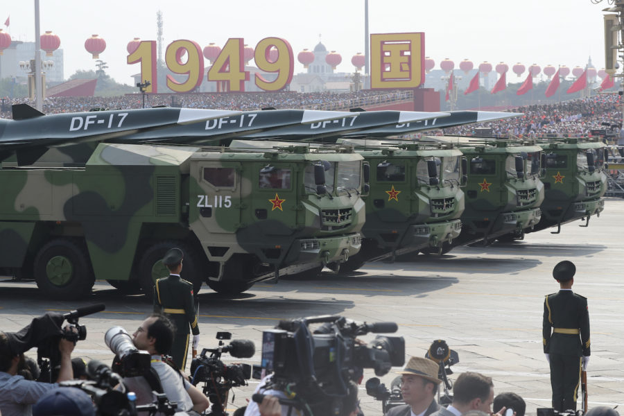 Militärfordon bärande ballistiska robotar i Peking under en militärparad 2019.