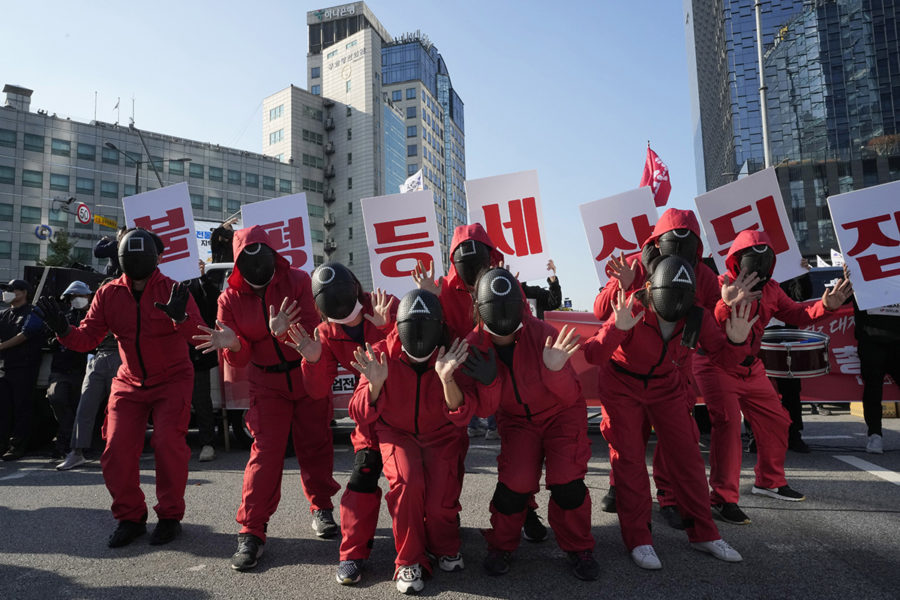 Medlemmar ur South Korean Confederation of Trade Unions klädda i dräkter inspirerade av den omåttligt populära Netflix-serien Squid game demonstrerar för tryggare jobb.