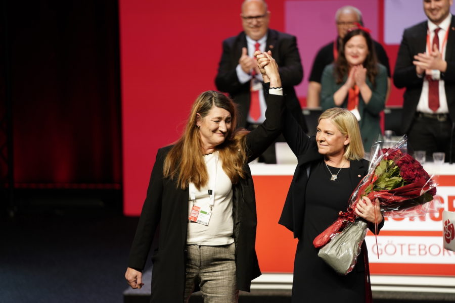 LO:s Susanna Gideonsson tog plats på scen när Magdalena Andersson valdes till ny partiledare för Socialdemokraterna.