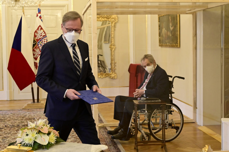 President Milos Zeman satt i rullstol bakom plexiglas vid ceremonin.