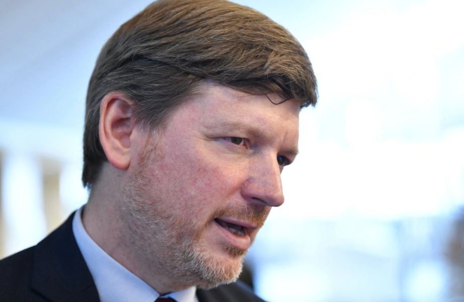 Centerpartiets ekonomisk-politiska talesperson Martin Ådahl säger att C inte kommer ge besked om de stödjer regeringens budget förrän närmare omröstningen på onsdag.