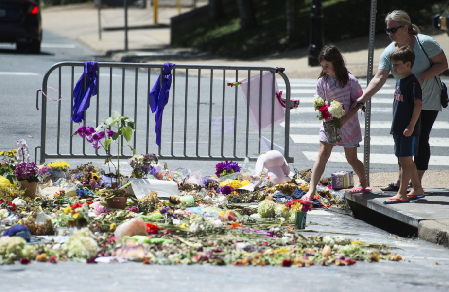 Blommor på den plats i Charlottesville där en person dödades under en motdemonstration 2017.