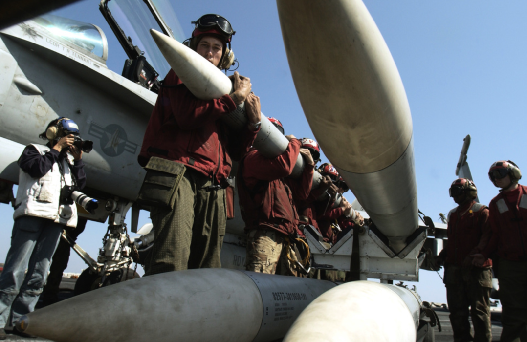 Jaktrobotar av modellen AIM-120 kopplas bort från en F/A-18 Hornet på ett amerikanskt hangarfartyg.