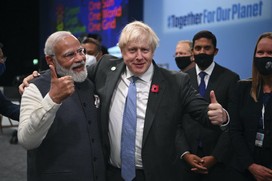 Indiens premiärminister Narendra Modi och Storbritanniens premiärminister Boris Johnson posar under klimattoppmötet Cop26 i Glasgow.