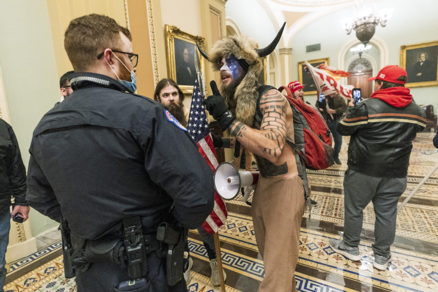 Bilderna på Jake Angeli i sin uppseendeväckande klädsel spreds över världen efter attacken mot kongressen.