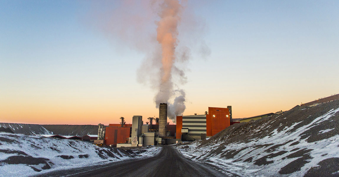 LKAB:s gruva i Kiruna är ett övertydligt exempel på ohållbar gruvdrift – staden måste flyttas för att inte rasa in i gruvan.