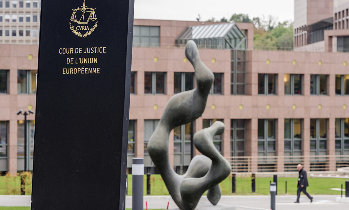 EU-domstolen i Luxemburg fördömer Ungerns lag som gör det olagligt att hjälpa asylsökande.