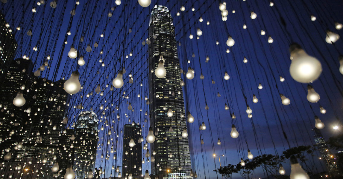 Ett konstverk med namnet Scattered light, Splittrat ljus, av den amerikanska konstnären Jim Campbell, lyser upp centrala Hongkong.