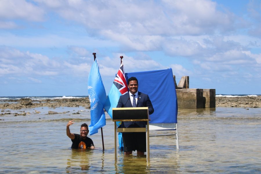 Tuvalus utrikesminister Simon Kofe höll sitt tal till Cop26 ståendes i havsvattnet.