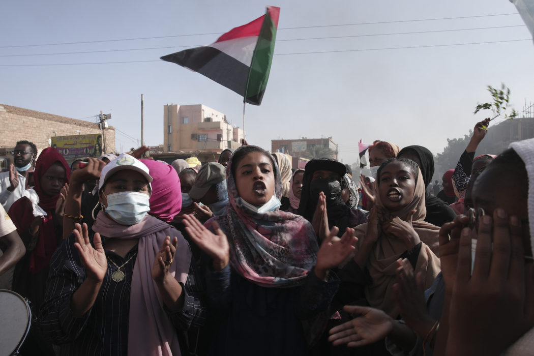 Sudaneser protesterar mot militärkuppen.
