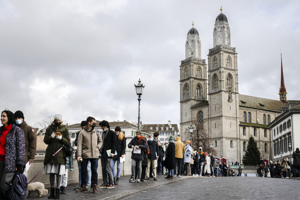 Folk köade för att få folkomrösta i Zürich.