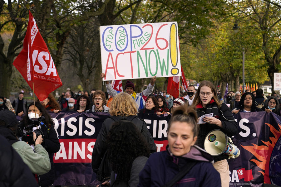 Unga aktivister från Fridays for future och andra organisationer demonstrerar under klimattoppmötet i Glasgow i dag 5 november.