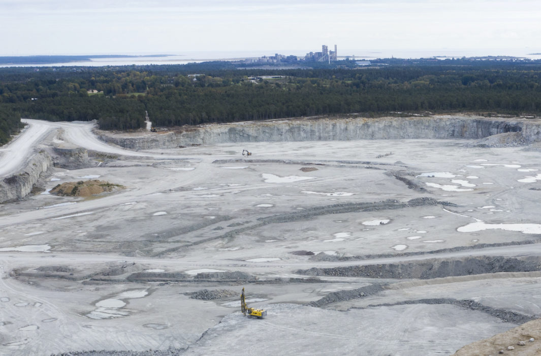 På torsdagen meddelade regeringen att Cementa får fortsätta bryta kalk under hela 2022.