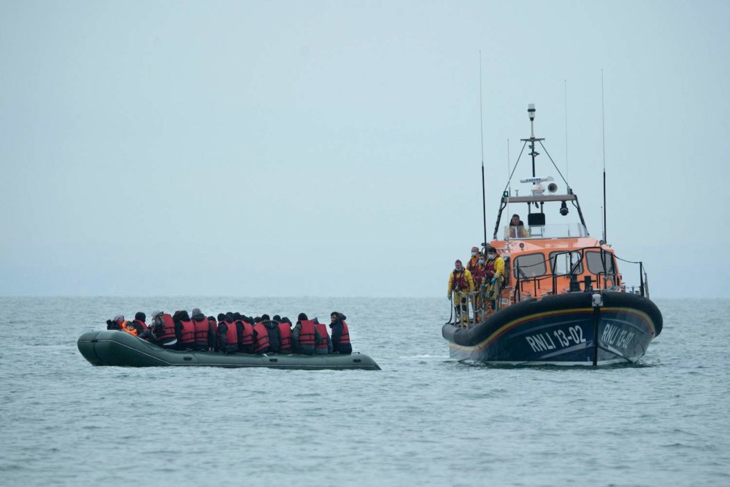 Minst 20 migranter har drunknat i Engelska kanalen.