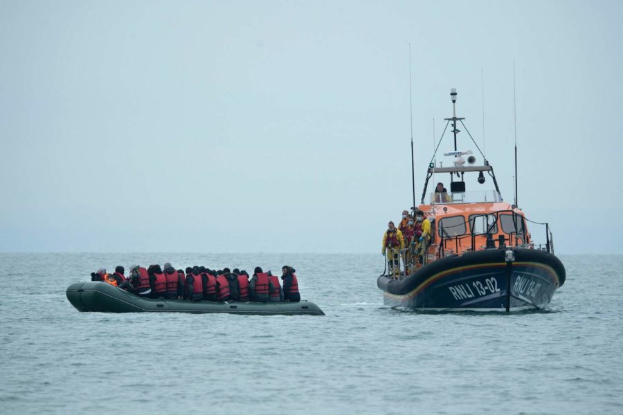 Minst 20 migranter har drunknat i Engelska kanalen.