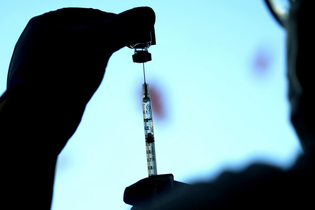 Joe Bidens regering vill satsa miljarder dollar på att öka vaccintillverkningen i USA.