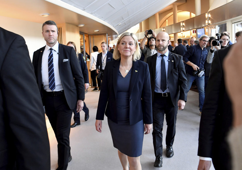 Socialdemokraternas partiledare Magdalena Andersson (S) anländer till statsministeromröstningen i riksdagen, som föll ut till hennes fördel.