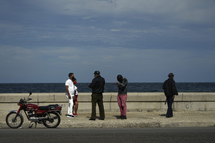 Poliser pratar med förbipasserande i Havanna.