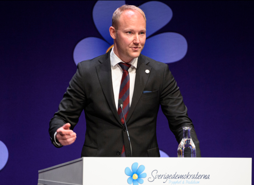 Ludvig Aspling, Sverigedemokraternas migrationspolitiska talesperson, försökte hålla emot krav på siffermål för återvandring i debatten på SD:s landsdagar.